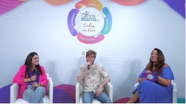 Solange participando de conversa no palco com outras mulheres
